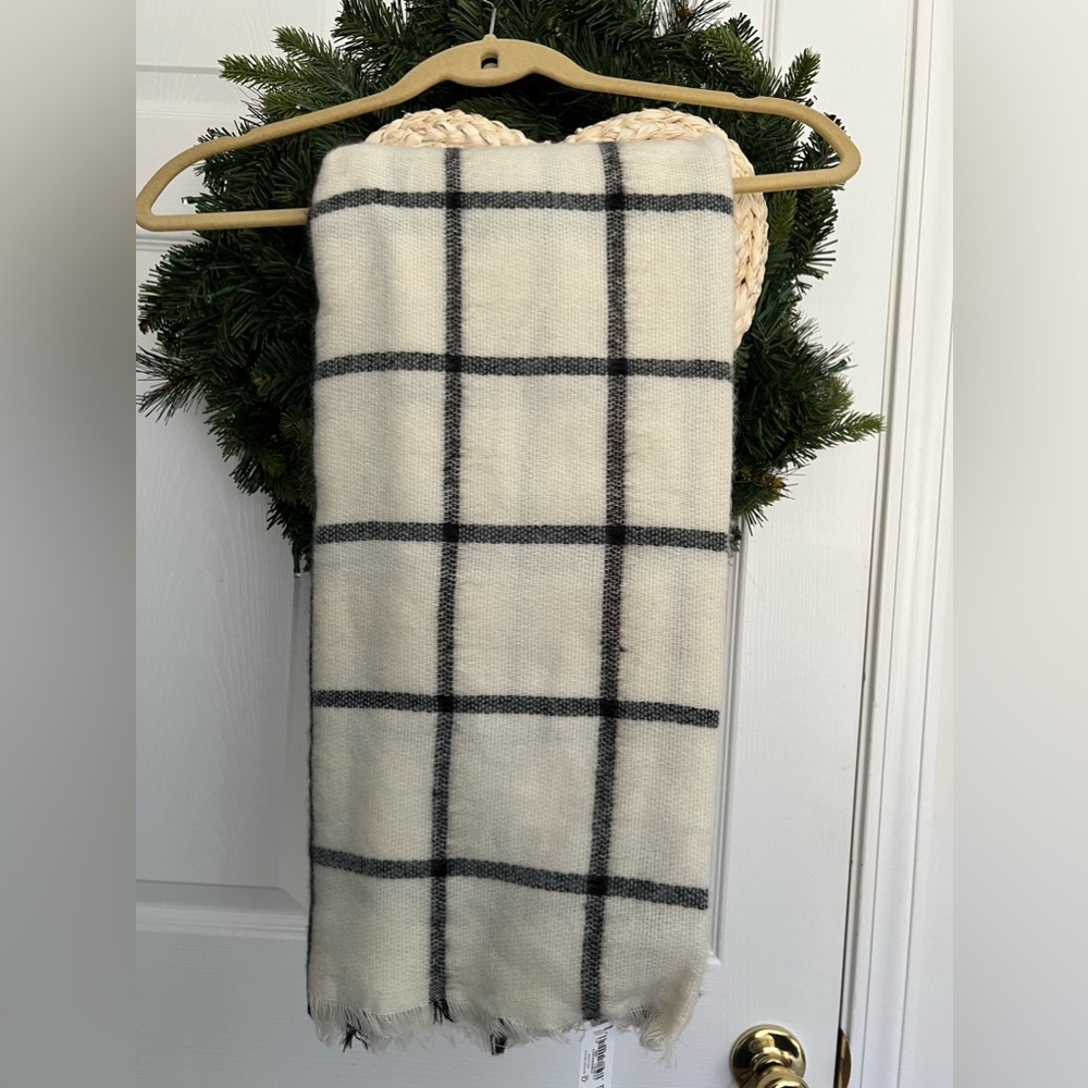 Old Navy wrap/scarf new with tags - Picture 7 of 8
